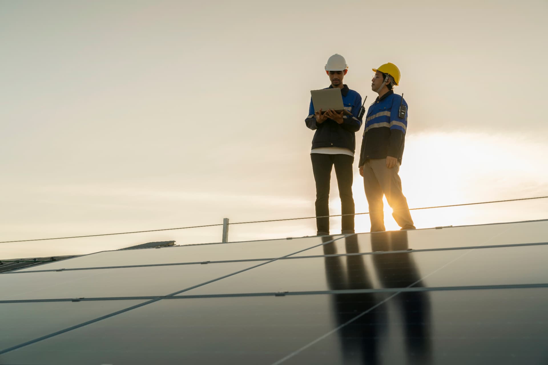 Técnicos da Pivetta Tecnologia em telhado com painéis solares